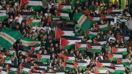 celtic-fans-palestinian-flags-v-hapoel-beer-sheva_3767067.jpg